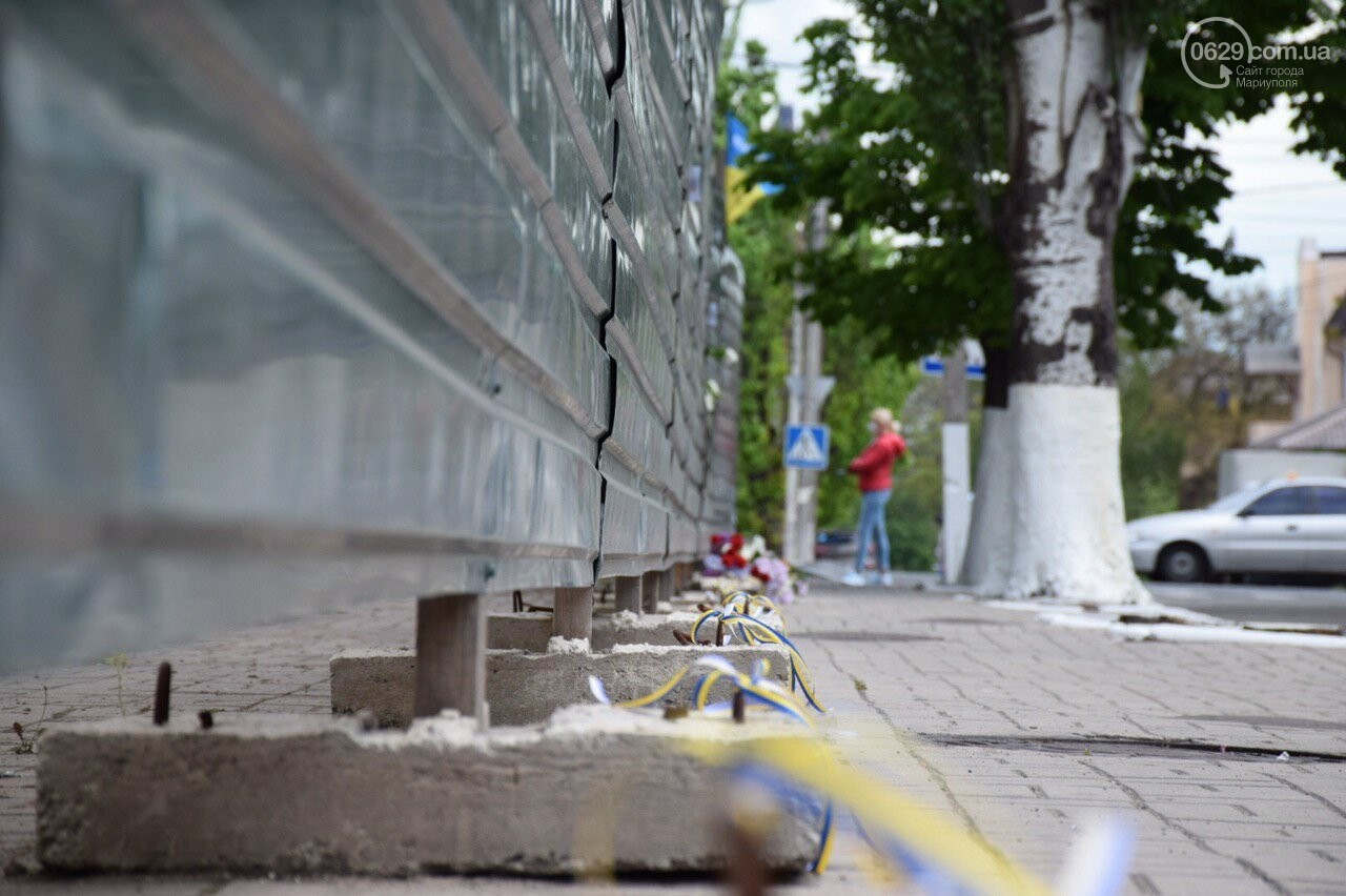 В Мариуполе к зданию сгоревшего ГУВД несут цветы, - ФОТОРЕП..., фото-4 В Мариуполе к зданию сгоревшего ГУВД несут цветы, - ФОТОРЕПОРТАЖ, ВИДЕОСЮЖЕТ, фото-4