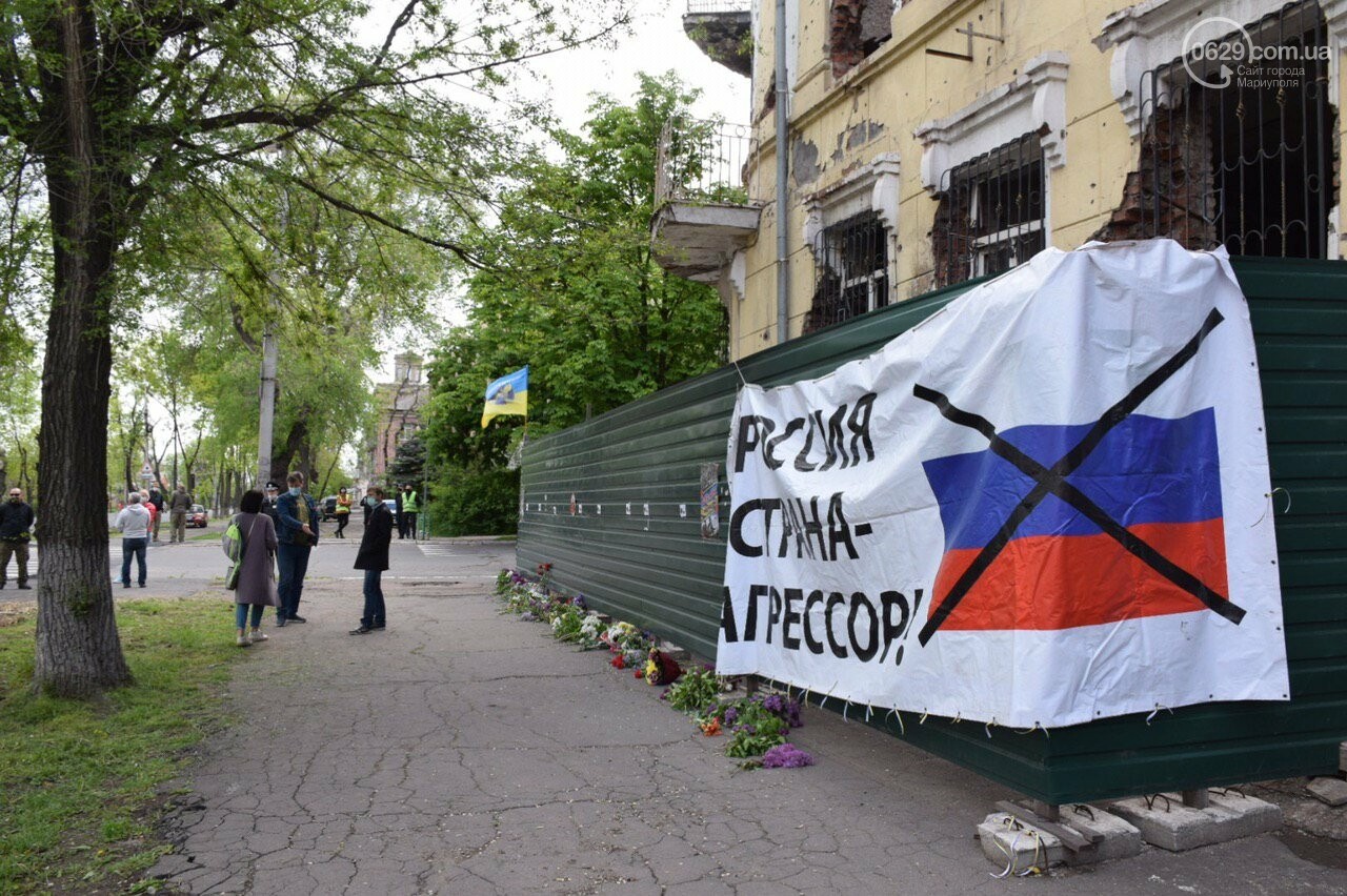 В Мариуполе к зданию сгоревшего ГУВД несут цветы, - ФОТОРЕ..., фото-17 В Мариуполе к зданию сгоревшего ГУВД несут цветы, - ФОТОРЕПОРТАЖ, ВИДЕОСЮЖЕТ, фото-17