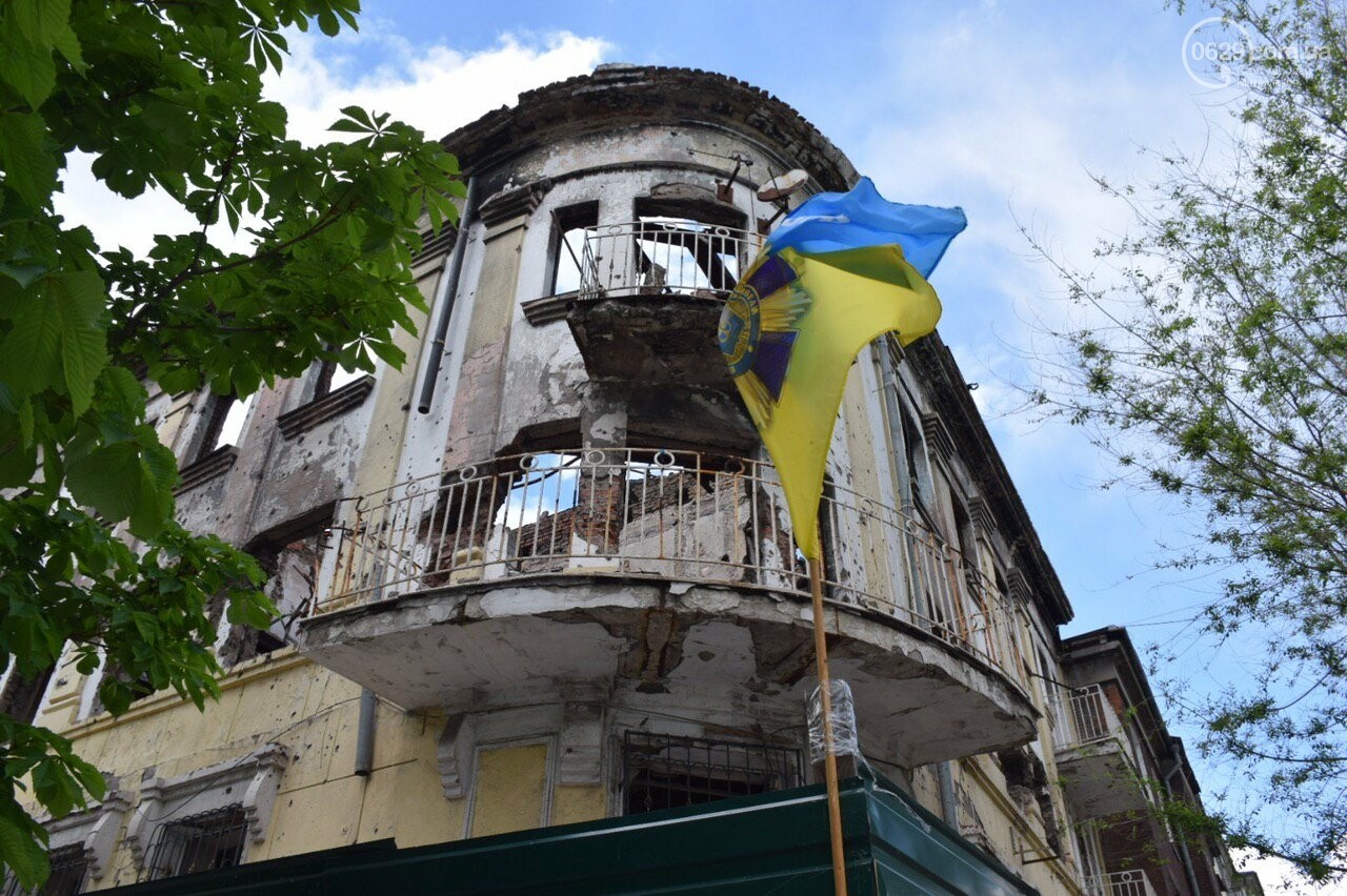 В Мариуполе к зданию сгоревшего ГУВД несут цветы, - ФОТОРЕ..., фото-16 В Мариуполе к зданию сгоревшего ГУВД несут цветы, - ФОТОРЕПОРТАЖ, ВИДЕОСЮЖЕТ, фото-16