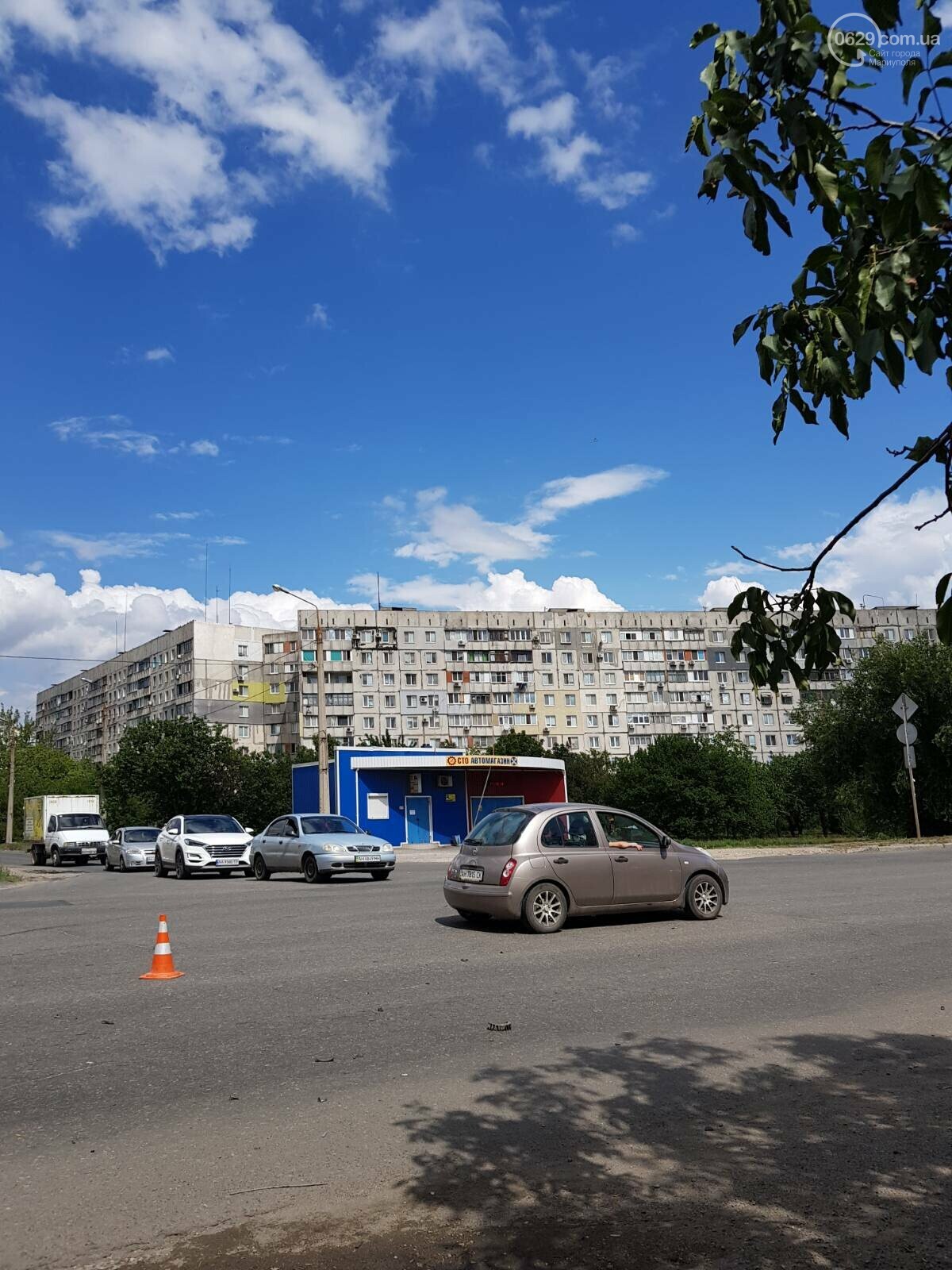 На выезде из Мариуполя водитель такси сбил скутериста ...