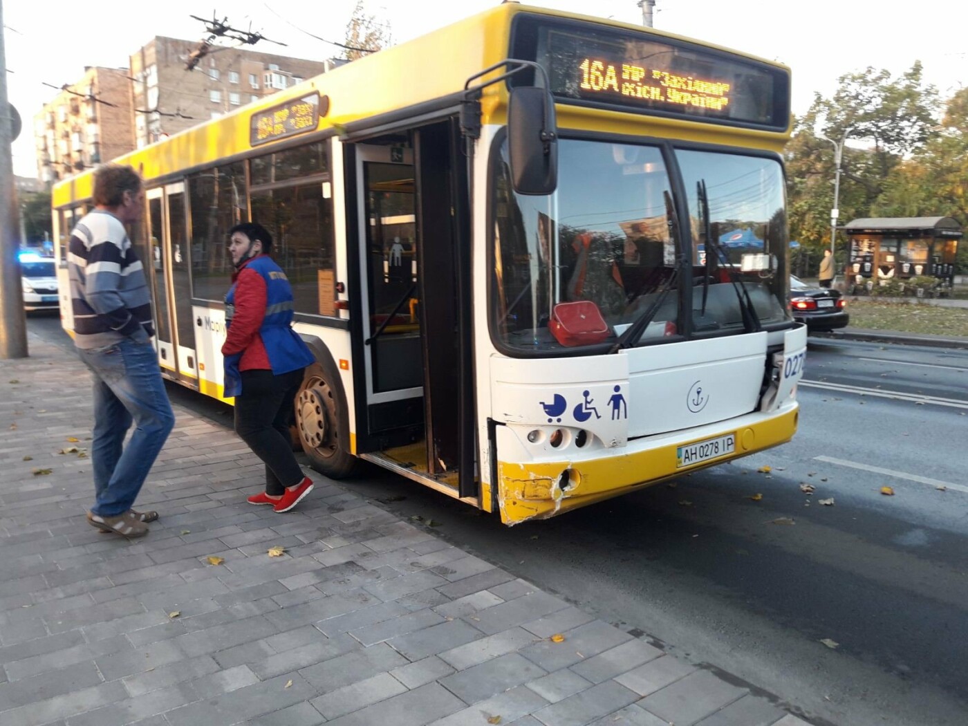 Сразу два ДТП! В центре Мариуполя в аварию попали коммунальные автобусы, -  ФОТО - Новини 7 жовтня 2020 р. - 0629.com.ua