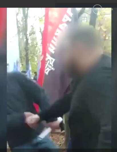 Драка перед судом. Кто митинговал против кандидата в мэры..., фото-2 Драка перед судом. Кто митинговал против кандидата в мэры Мариуполя, - ФОТО, фото-2
