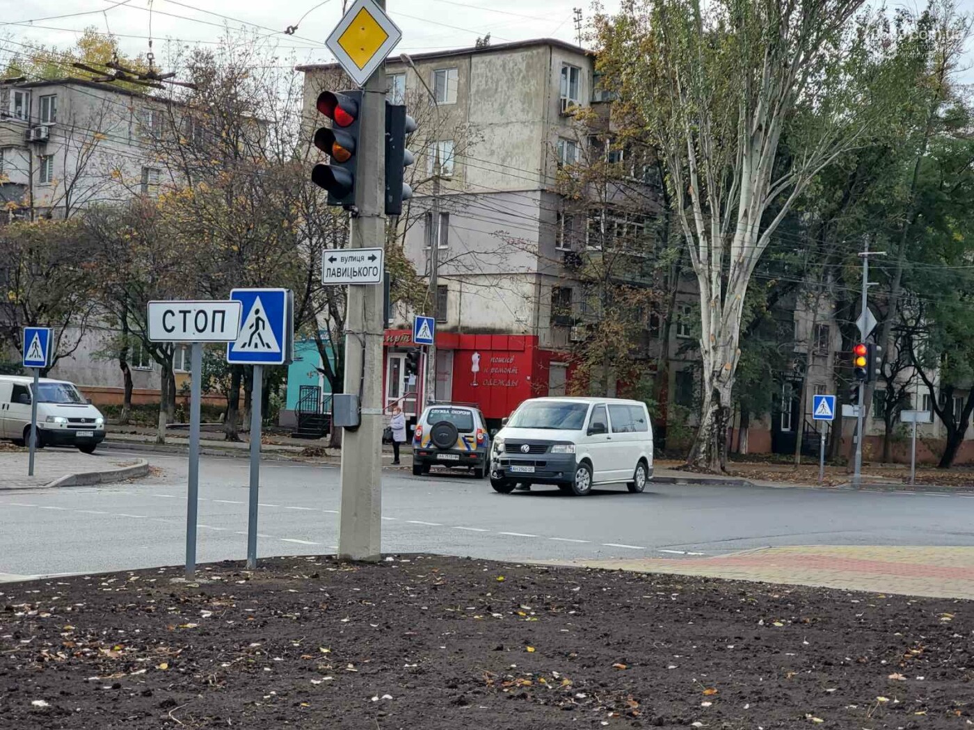 В Мариуполе возле суда столкнулись автомобиль службы охраны и микроавтобус,  - ФОТО - Новини 3 листопада 2020 р. - 0629.com.ua