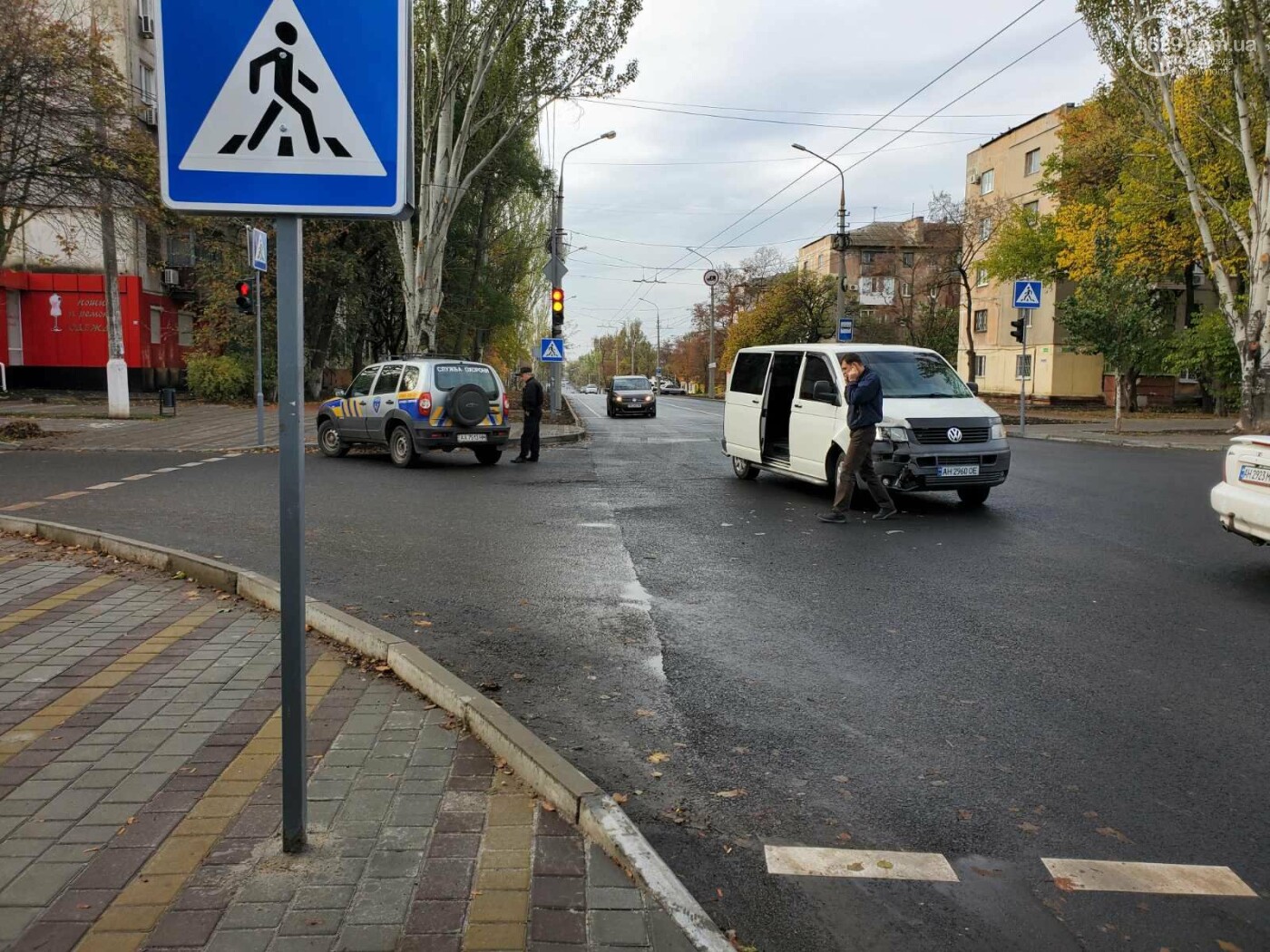 В Мариуполе возле суда столкнулись автомобиль службы охраны и микроавтобус,  - ФОТО - Новини 3 листопада 2020 р. - 0629.com.ua