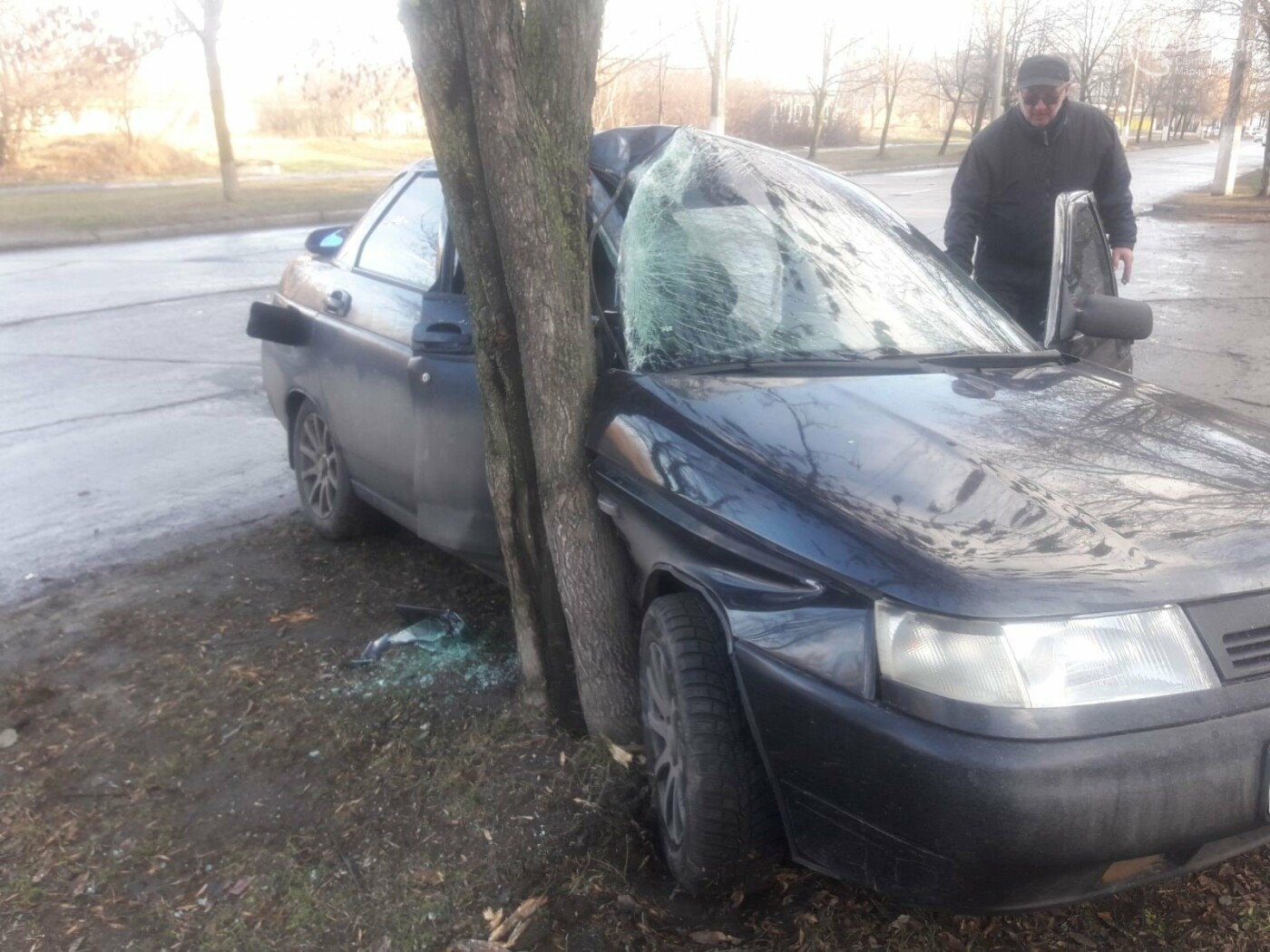 В Мариуполе автомобиль врезался в дерево. Пострадал водитель, - ФОТО, ВИДЕО  - Новини 29 грудня 2020 р. - 0629.com.ua