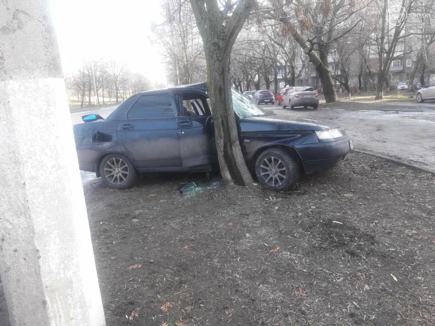 В Мариуполе автомобиль врезался в дерево. Пострадал водитель, - ФОТО, ВИДЕО  - Новини 29 грудня 2020 р. - 0629.com.ua