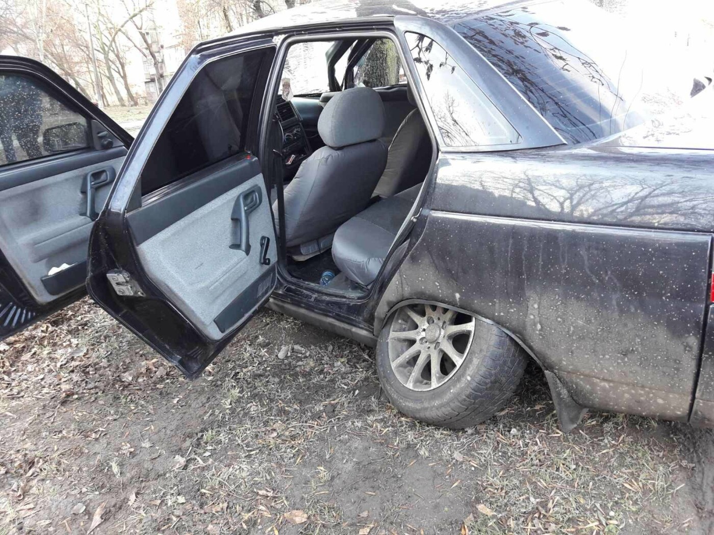 В Мариуполе автомобиль врезался в дерево. Пострадал водитель, - ФОТО, ВИДЕО  - Новини 29 грудня 2020 р. - 0629.com.ua