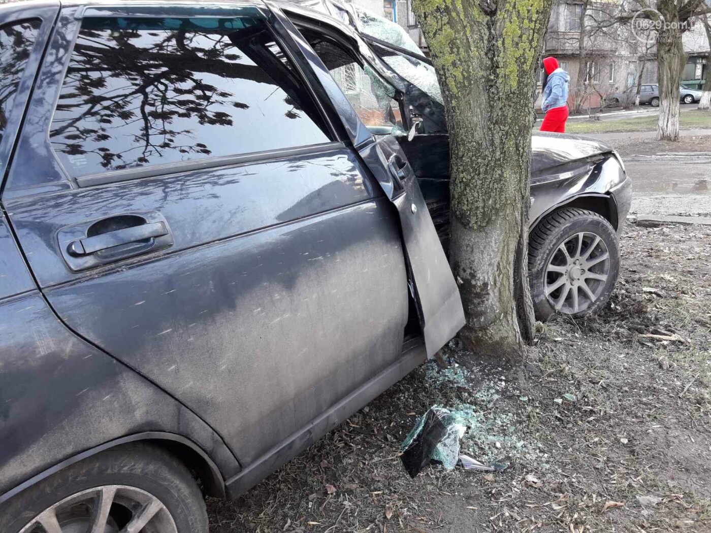 В Мариуполе автомобиль врезался в дерево. Пострадал водитель, - ФОТО, ВИДЕО  - Новини 29 грудня 2020 р. - 0629.com.ua