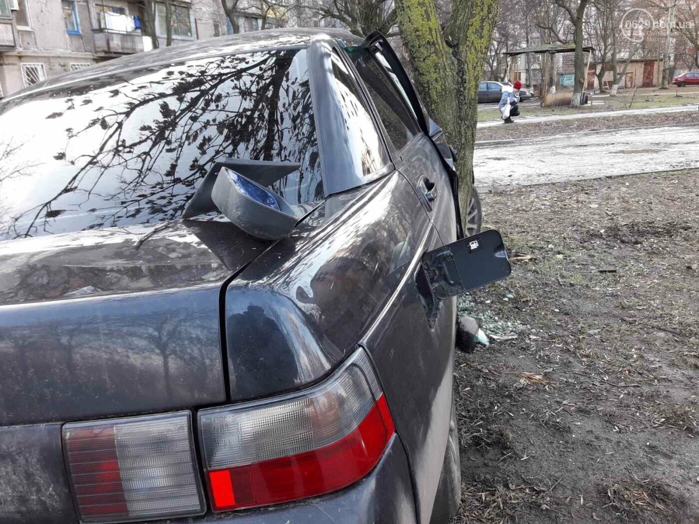 В Мариуполе автомобиль врезался в дерево. Пострадал водитель, - ФОТО, ВИДЕО  - Новини 29 грудня 2020 р. - 0629.com.ua