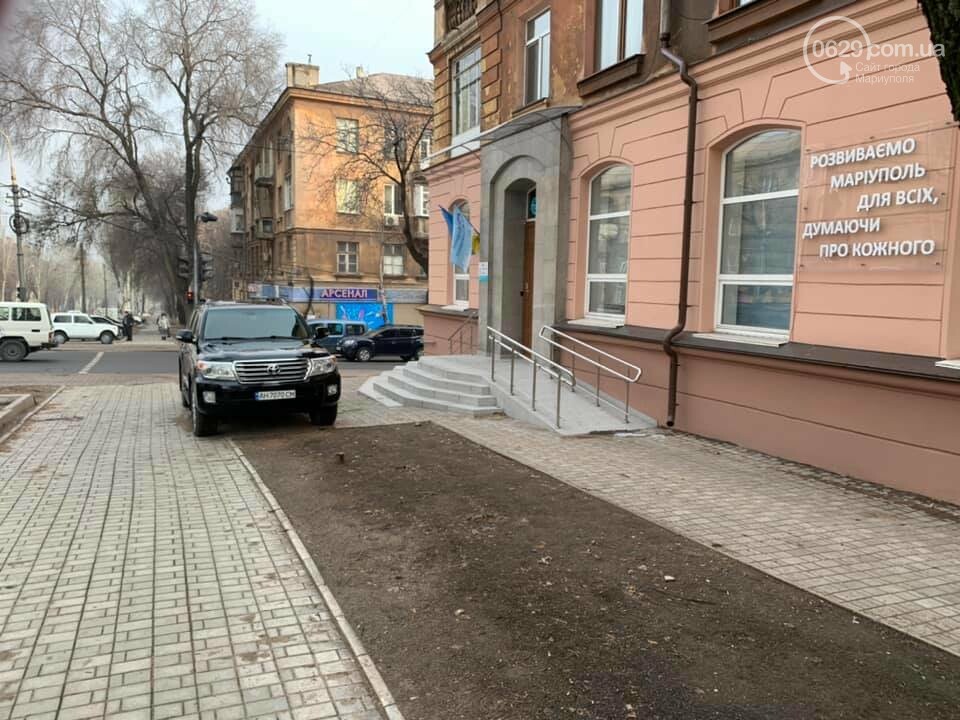 В Мариуполе депутатский внедорожник перегородил тротуар, - ФОТО, фото-2