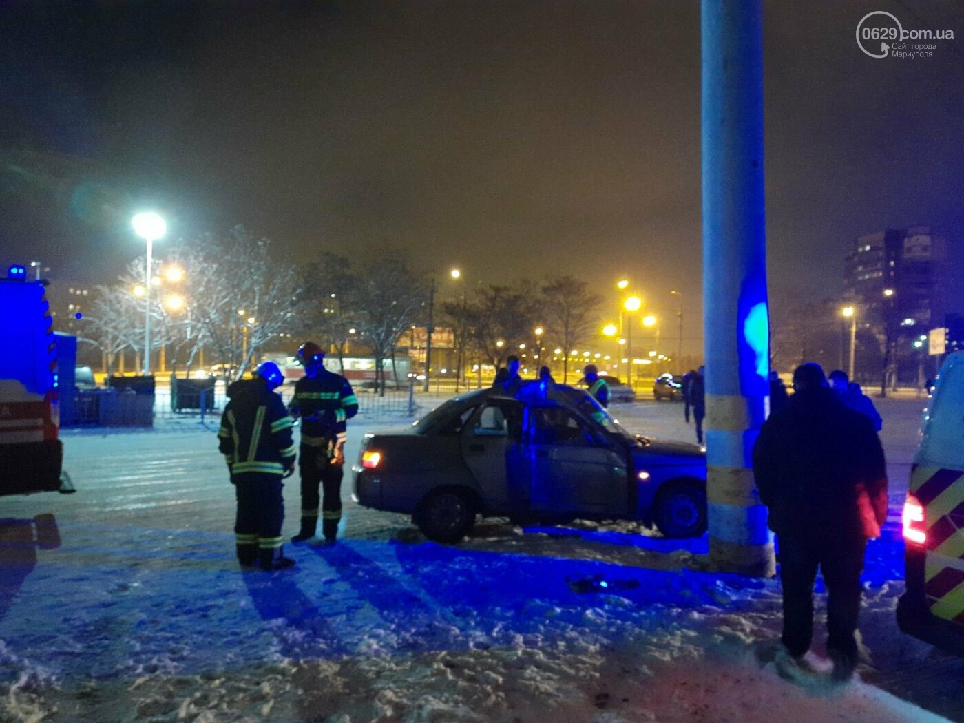В Мариуполе ВАЗ влетел в столб. Пострадали двое человек, - ФОТО, ВИДЕО, фото-4