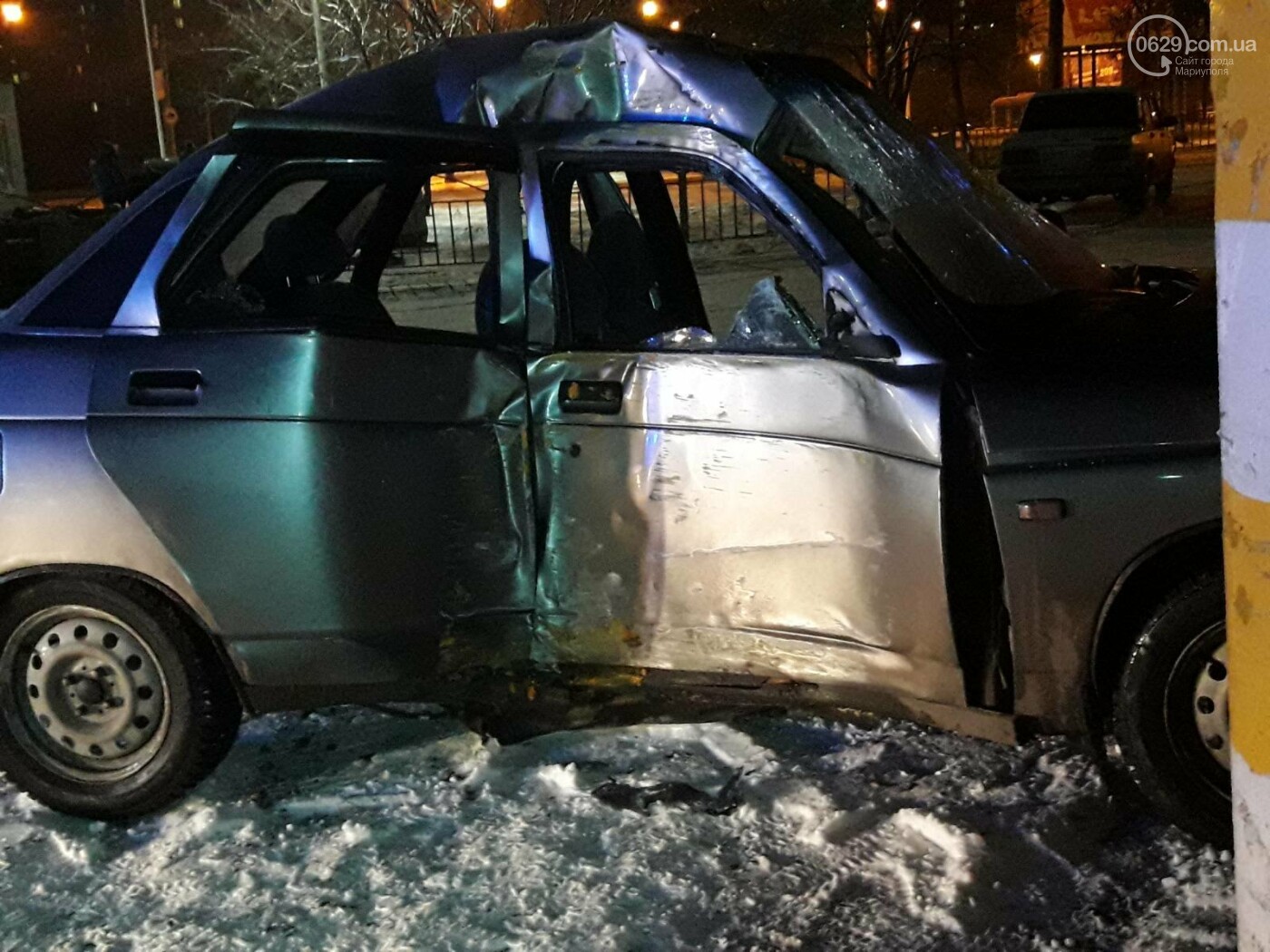 В Мариуполе ВАЗ влетел в столб. Пострадали двое человек, - ФОТО, ВИДЕО, фото-1