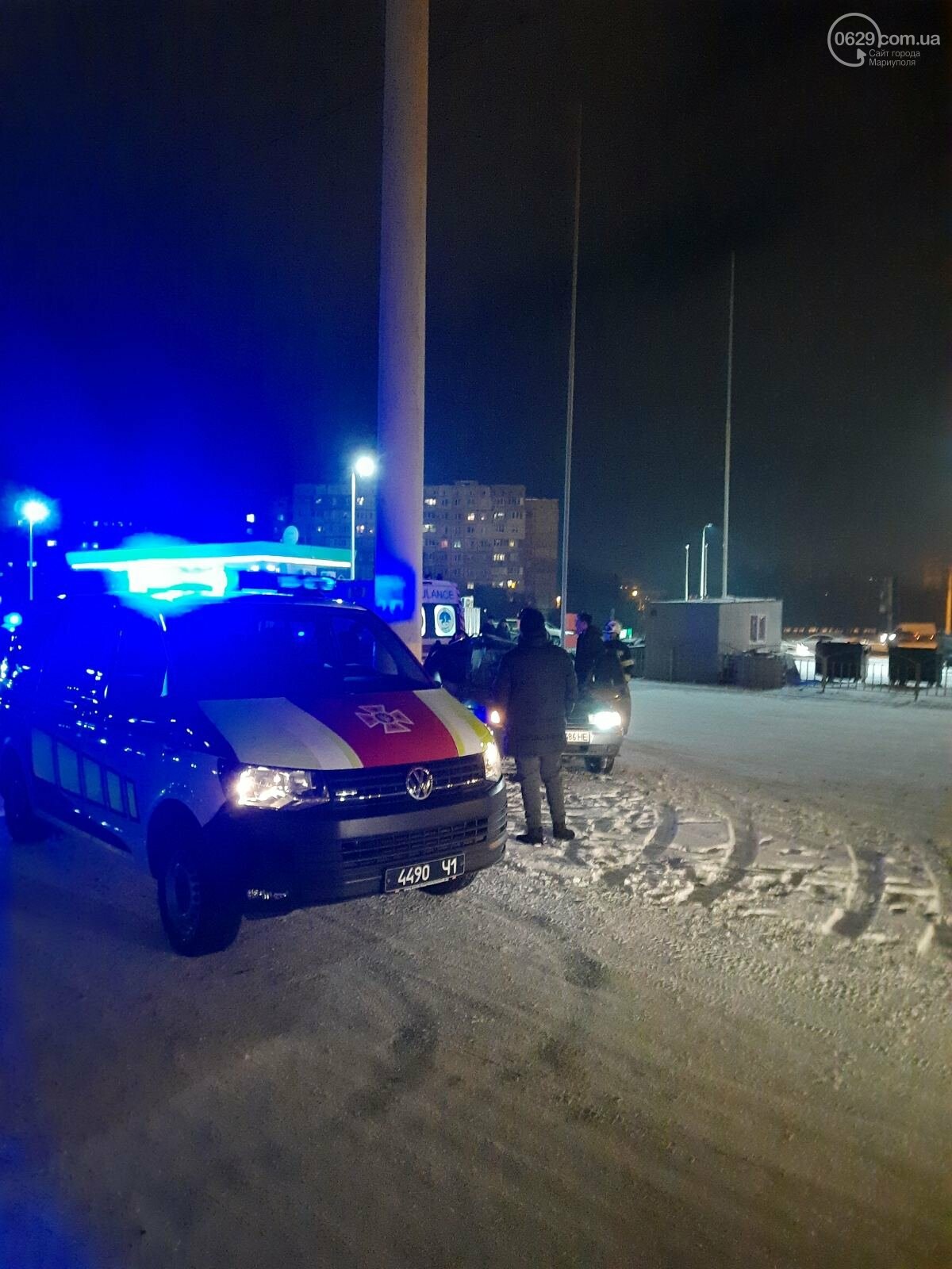 В Мариуполе ВАЗ влетел в столб. Пострадали двое человек, - ФОТО, ВИДЕО, фото-5