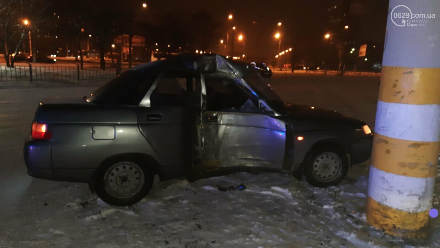 В Мариуполе ВАЗ влетел в столб. Пострадали двое человек, - ФОТО, ВИДЕО, фото-3