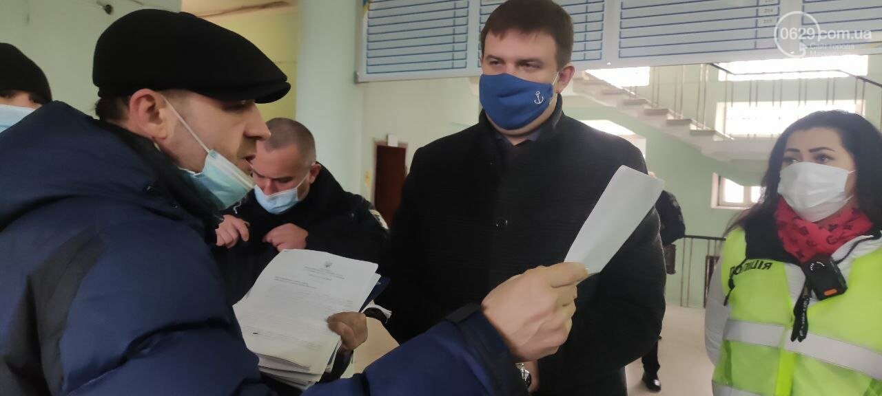 Тарифный митинг. Активистов не пустили на сессию Мариуполь..., фото-4 Тарифный митинг. Активистов не пустили на сессию Мариупольского горсовета, - ФОТОРЕПОРТАЖ, ВИДЕО, фото-4