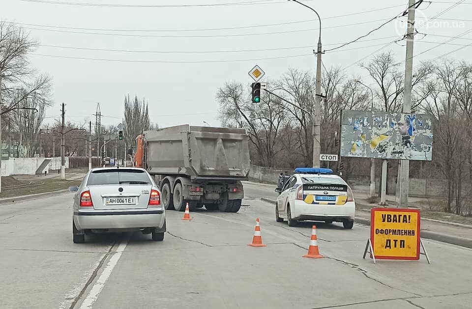 На выезде из Мариуполя  в аварию попали  два длинномера, - ФОТО, фото-1