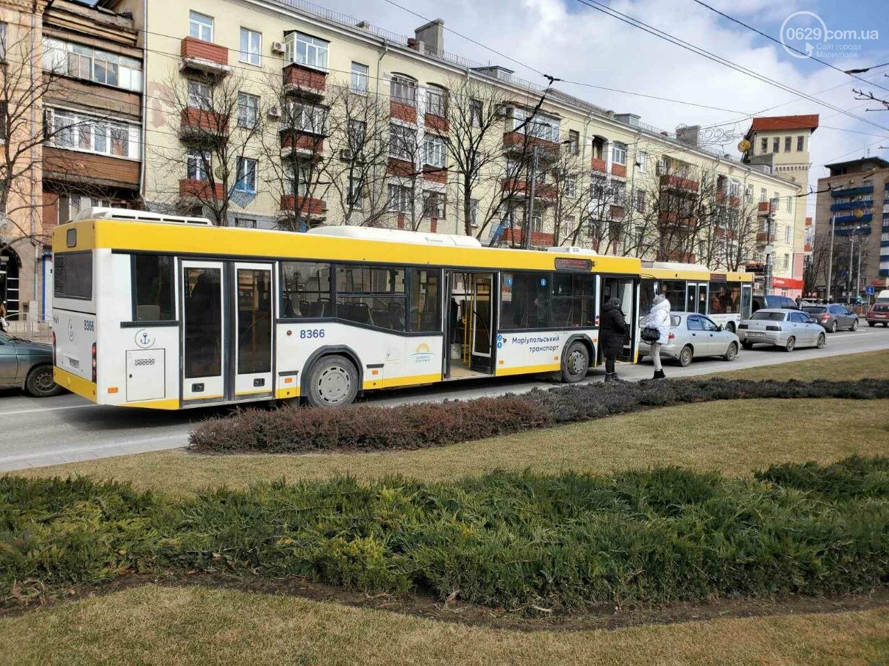 В Мариуполе коммунальный автобус протаранил два автомобиля. Пострадали  кондуктор и пассажир, - ФОТО - Новини 15 лютого 2021 р. - 0629.com.ua