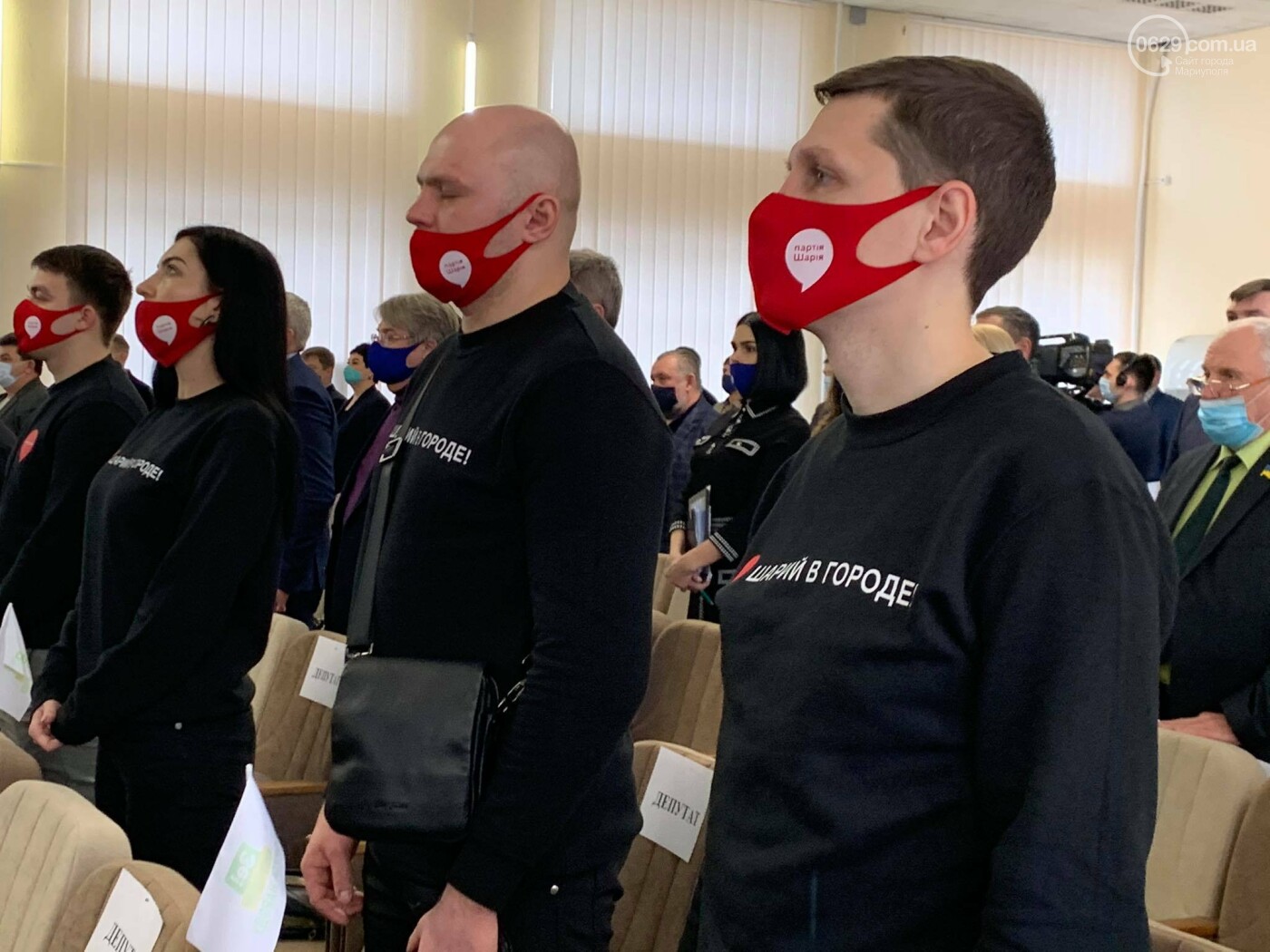 В Мариуполе стартовала сессия горсовета: работники СРЗ устроили митинг, - ФОТО, фото-3