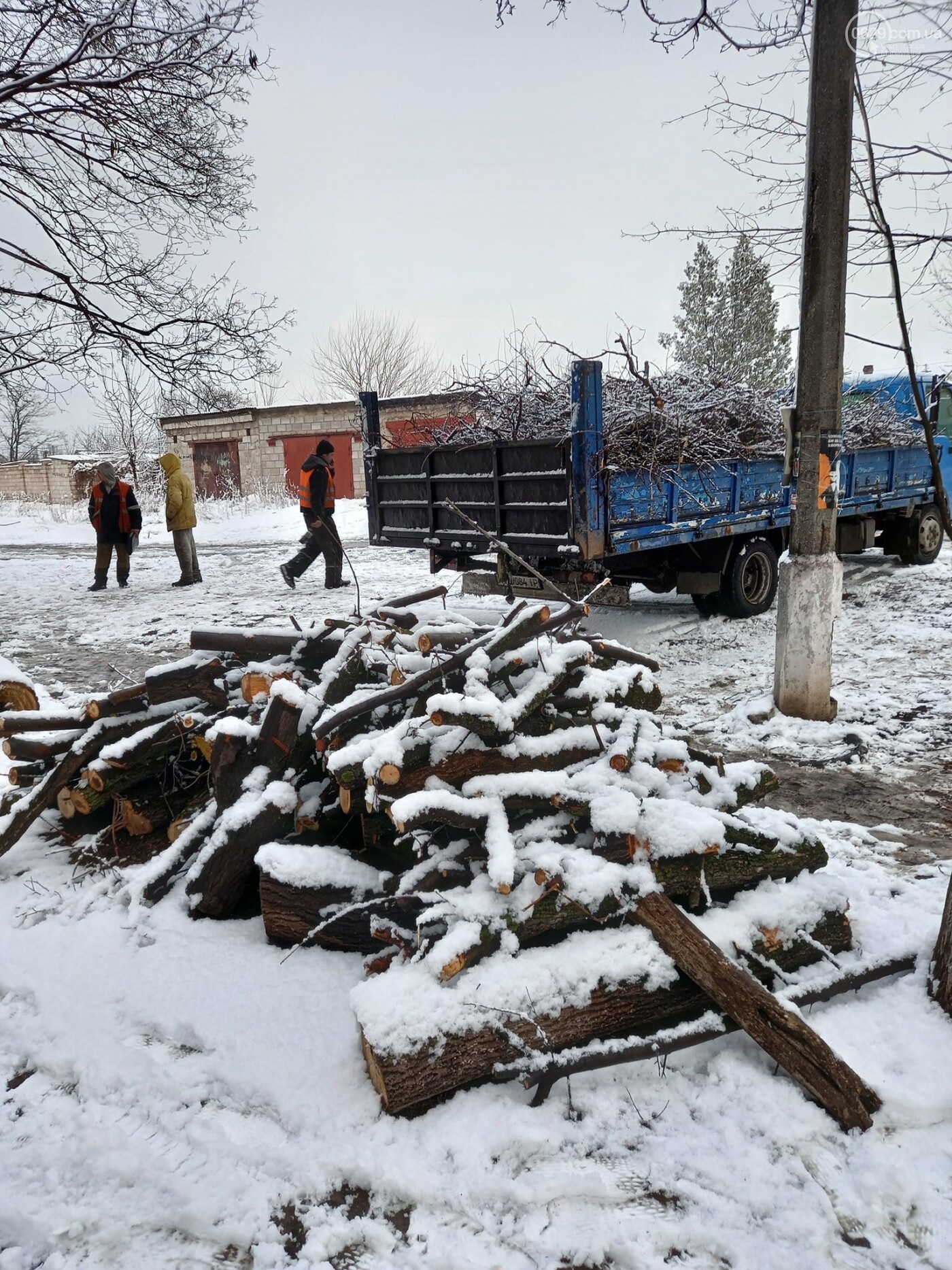 Как быстро рубить деревья в the forest