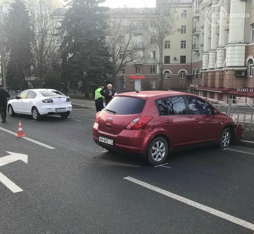  В  центре Мариуполя две легковушки не разделили кольцо, - ФОТО , фото-3