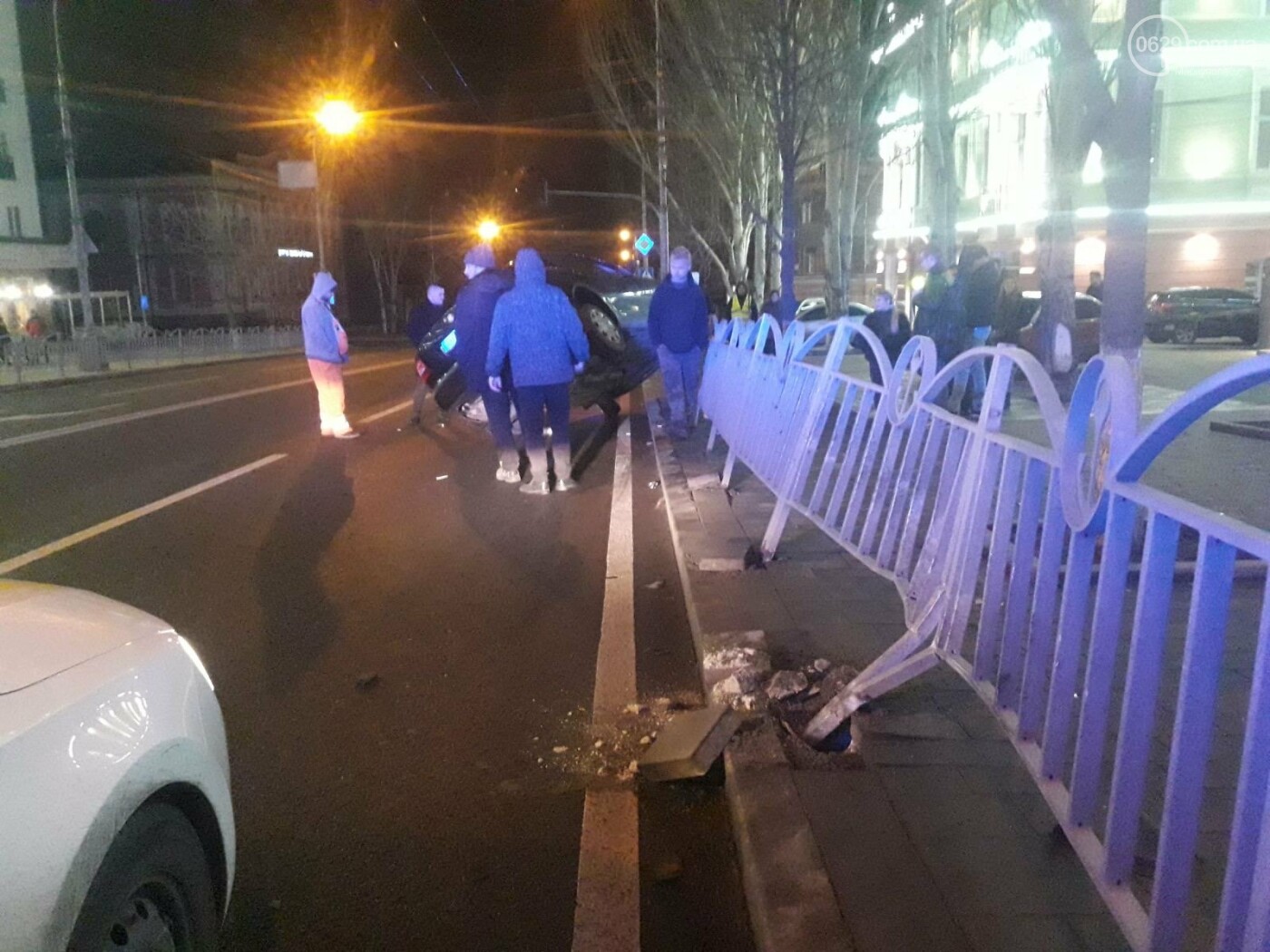 В центре Мариуполя автомобиль  Skoda залетел на ограждение ,-ФОТО, фото-2