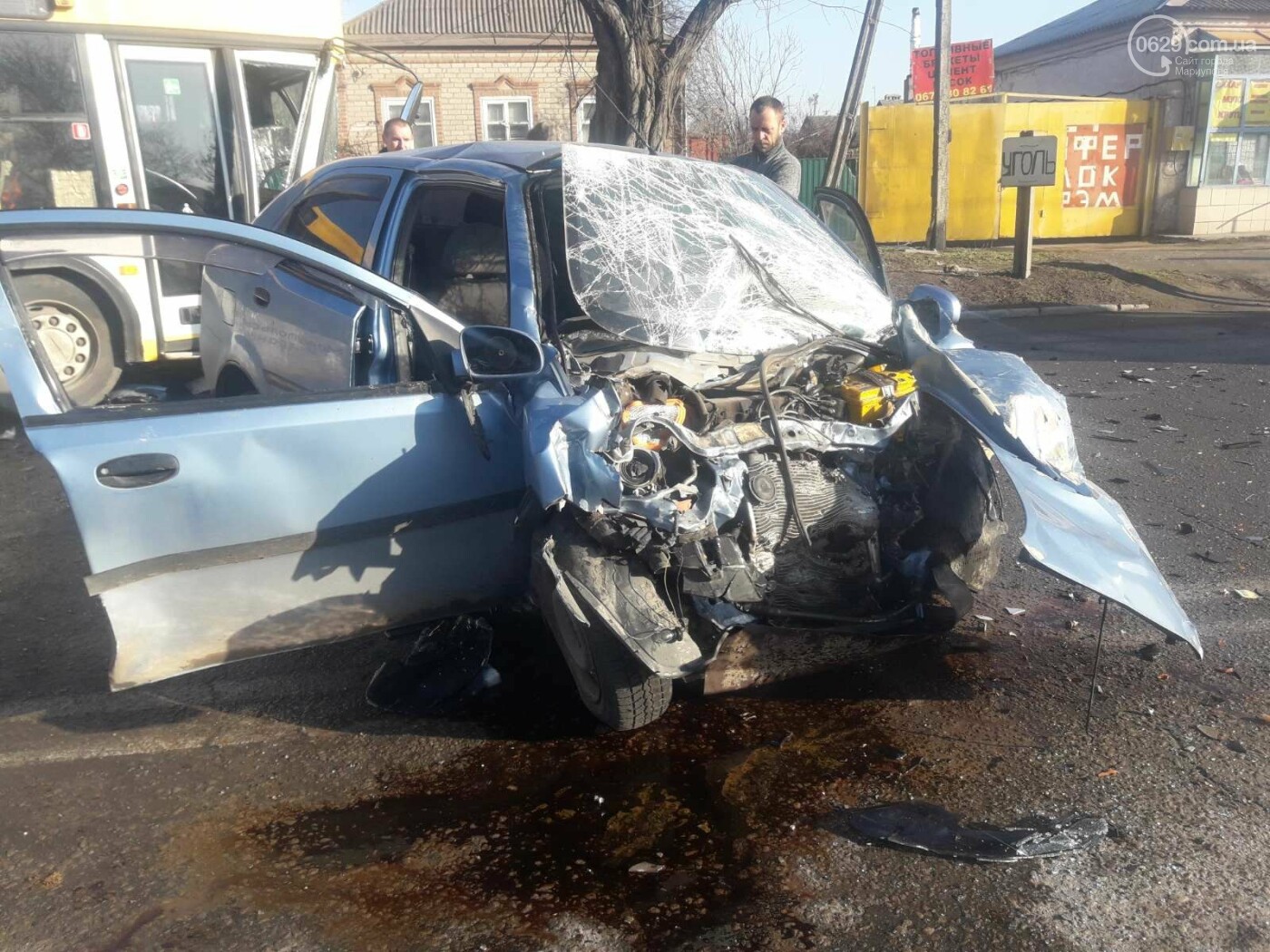 В Мариуполе лоб в лоб столкнулись коммунальный автобус и Chevrolet. Погиб водитель  авто, - ФОТО 18+ - Новини 27 березня 2021 р. - 0629.com.ua