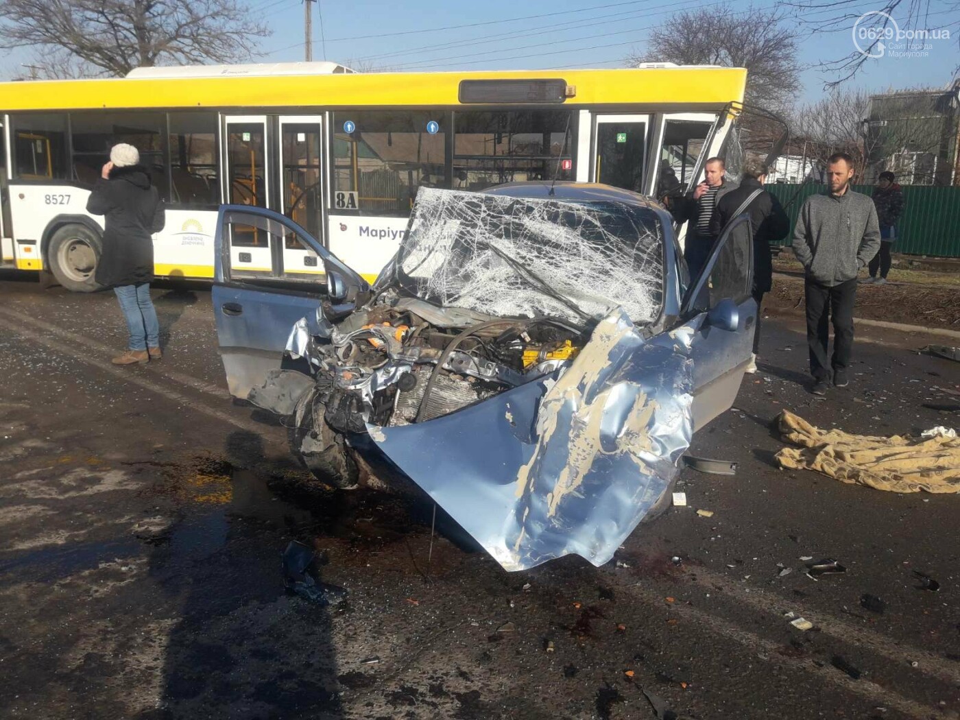 В Мариуполе лоб в лоб столкнулись коммунальный автобус и Chevrolet. Погиб водитель  авто, - ФОТО 18+ - Новини 27 березня 2021 р. - 0629.com.ua