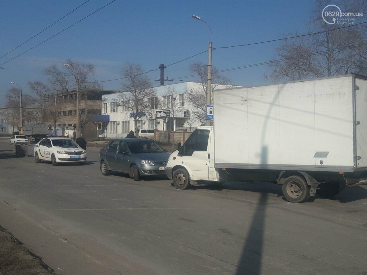 Всплеск ДТП.  В Мариуполе столкнулись "Рено" и грузовик, а "ВАЗ" - врезался в столб, - ФОТО, ВИДЕО, фото-2