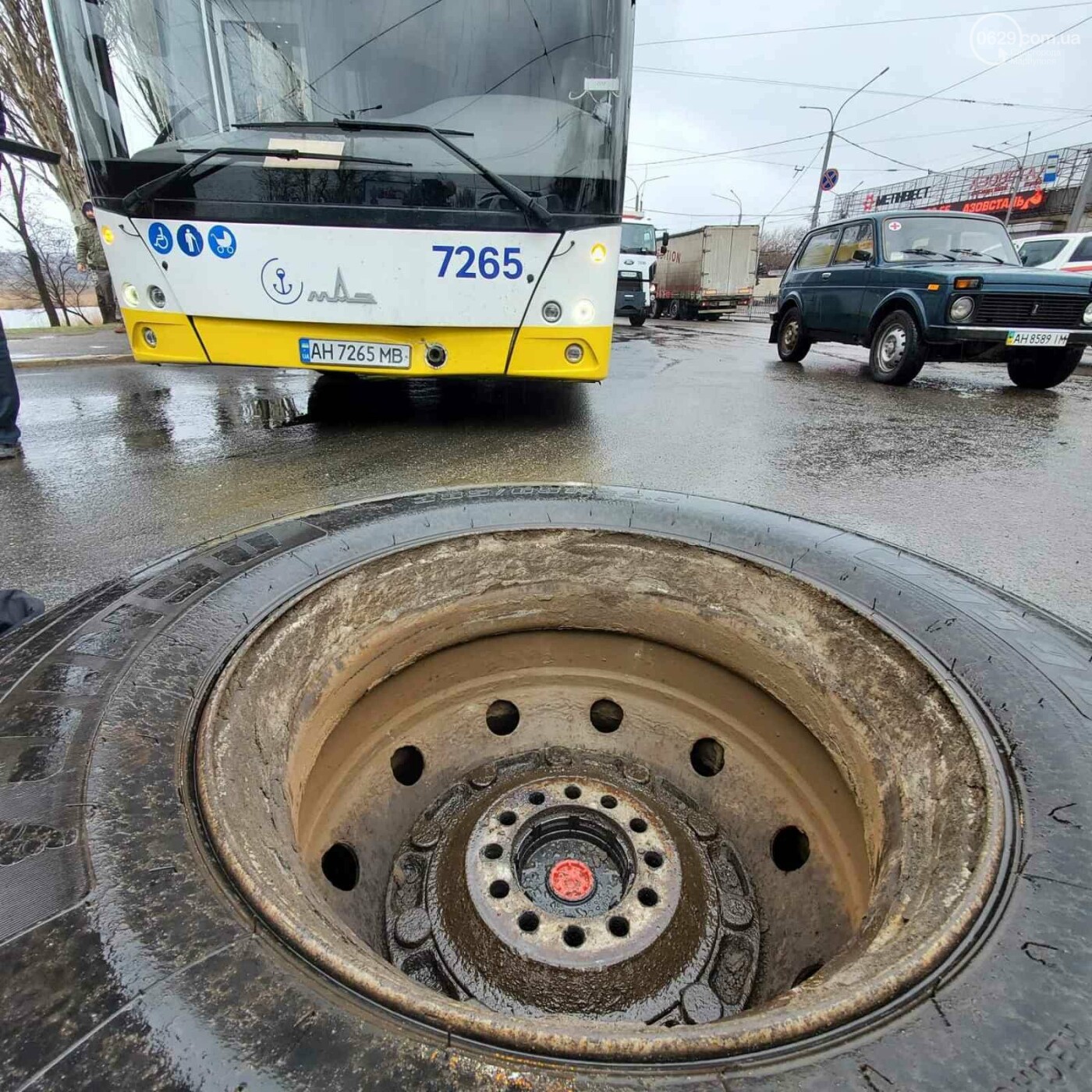 В Мариуполе у грузовика оторвалось колесо, покатилось по дороге и врезалось  в автобус, - ФОТО - Новини 5 квітня 2021 р. - 0629.com.ua