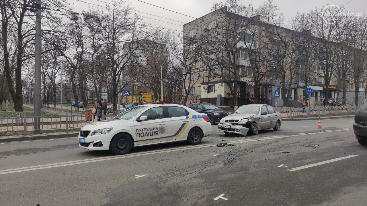 Роковое место! В Мариуполе на одном из самых аварийных перекрестков столкнулись "Ланос" и "Форд", - ФОТО, фото-1