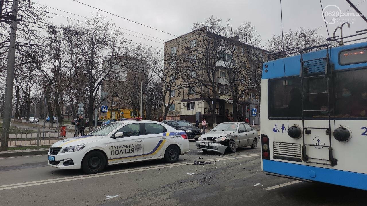 Роковое место! В Мариуполе на одном из самых аварийных перекрестков столкнулись "Ланос" и "Форд", - ФОТО, фото-2