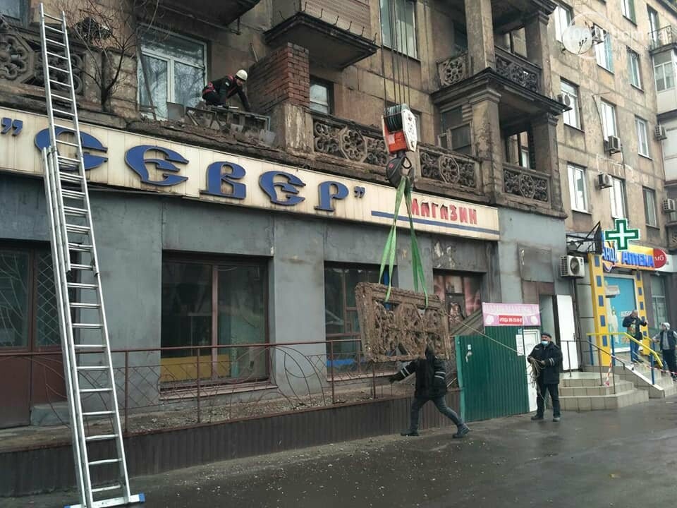 В Мариуполе спасли жителей от аварийного балкона, - ФОТО, фото-2