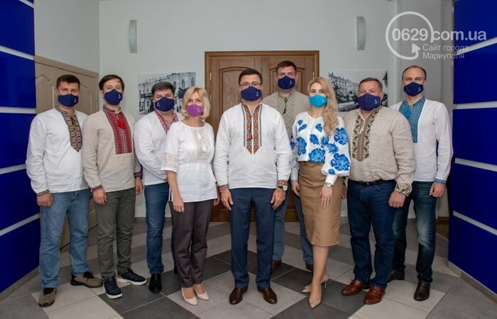 Кто из известных мариупольцев нарядился в вышиванку, - ФОТО, фото-1