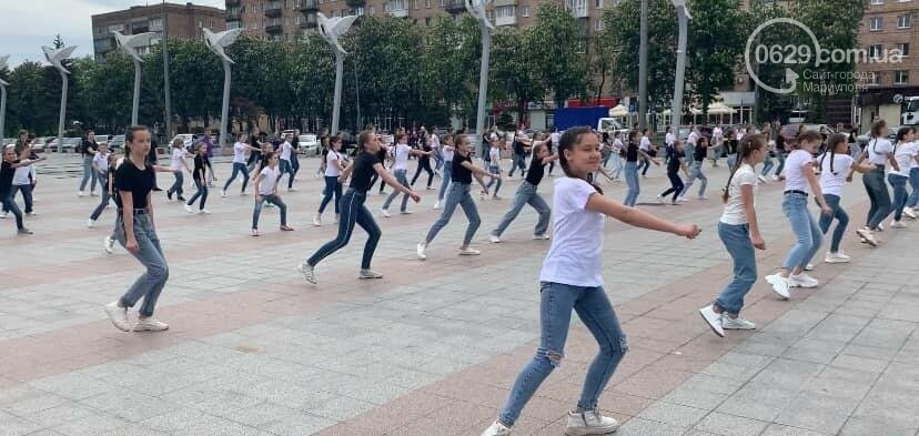 На площади Свободы в Мариуполе снимали  клип на песню Монатика, - ФОТО, ВИДЕО, фото-3