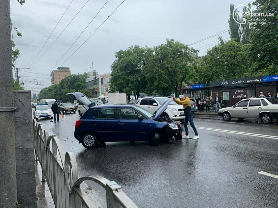 0629 мариуполь. Полицейские Тачки тонут. Полицейская машина тонет. Машины тонут на заводской. Авария на Волгоградском проспекте.