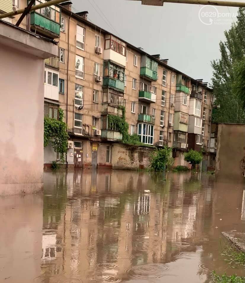 Вода по пояс, залитые магазины и дома. Как ликвидировали наводнение на площади Лунина, - ВИДЕО, фото-1