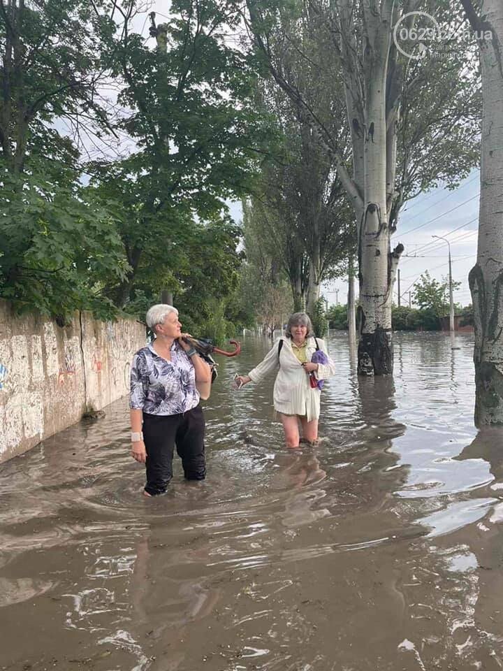 Вода по пояс, залитые магазины и дома. Как ликвидировали наводнение на площади Лунина, - ВИДЕО, фото-6