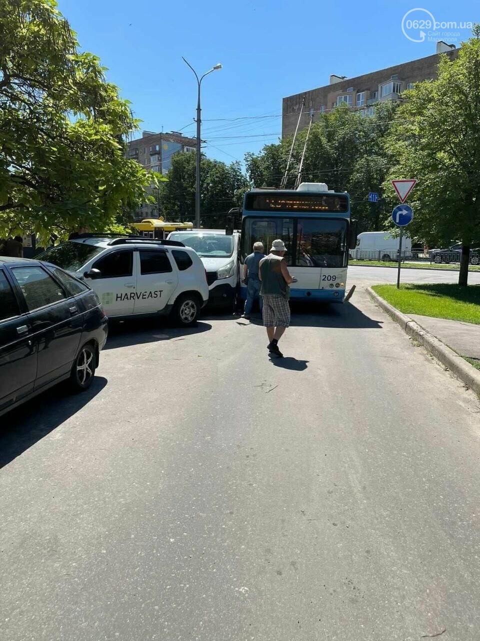 В центре Мариуполя троллейбус влетел в припаркованные авто,- ФОТО, фото-1