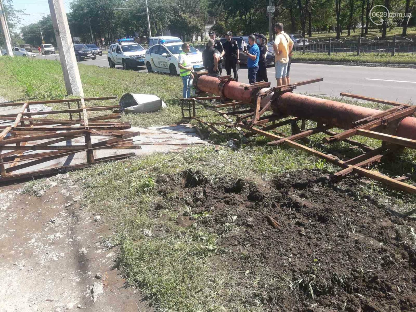 Билборд рассыпался. В Мариуполе демонтировали рекламный щит. Говорят, незаконный, - ФОТО, фото-1