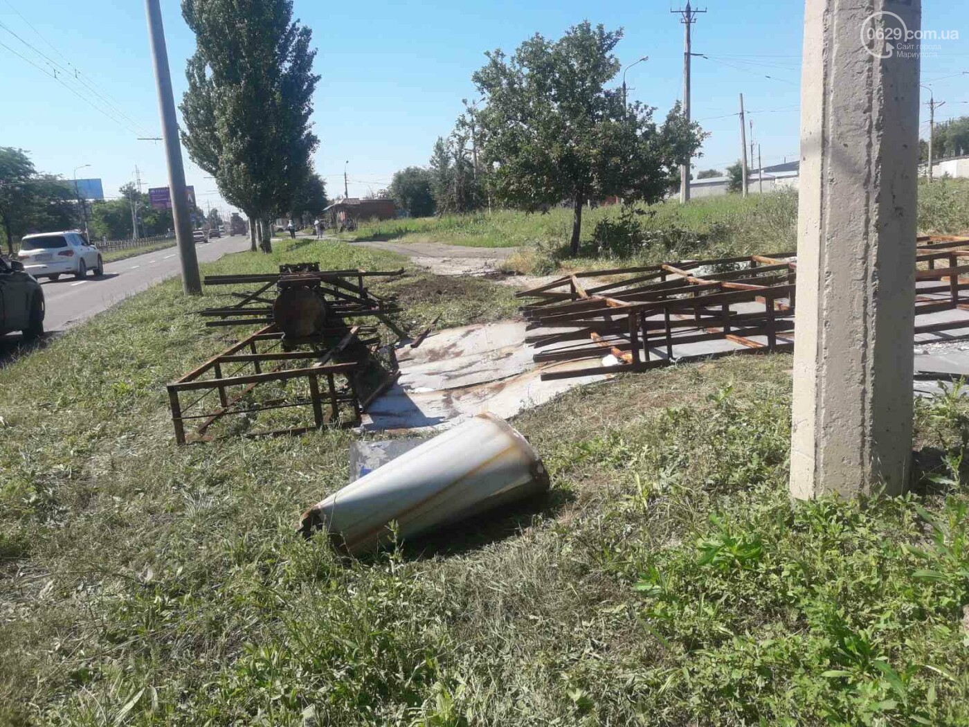 Билборд рассыпался. В Мариуполе демонтировали рекламный щит. Говорят, незаконный, - ФОТО, фото-2