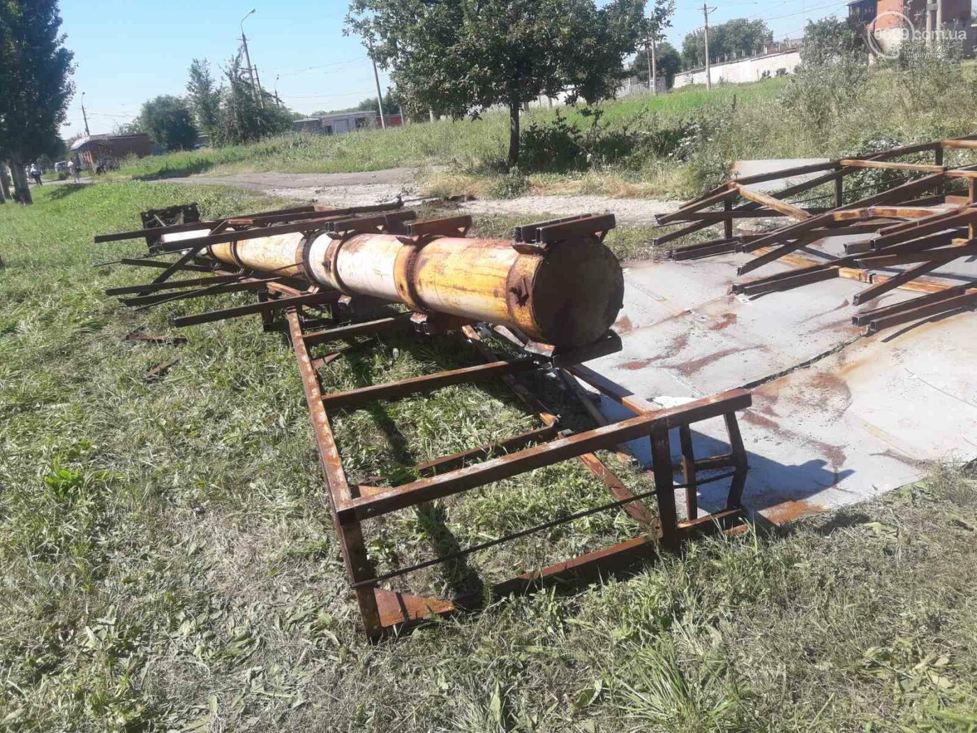 Билборд рассыпался. В Мариуполе демонтировали рекламный щит. Говорят, незаконный, - ФОТО, фото-3