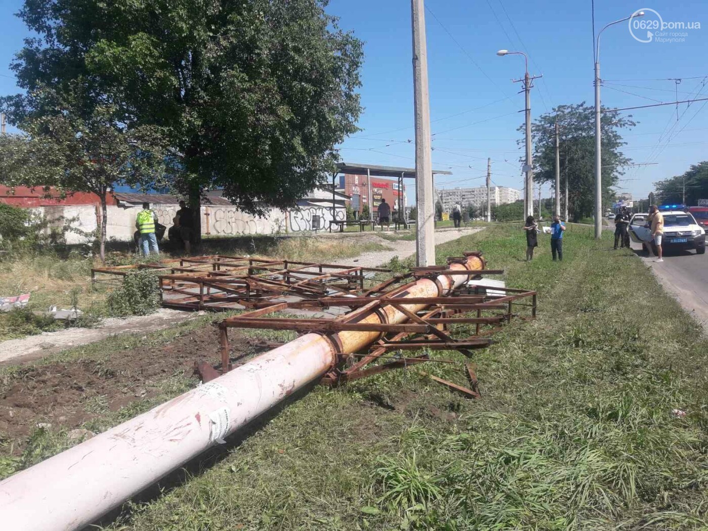 Билборд рассыпался. В Мариуполе демонтировали рекламный щит. Говорят, незаконный, - ФОТО, фото-7