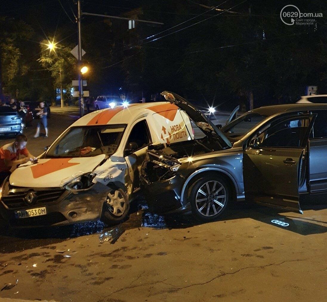 В Мариуполе автомобиль "Новой почты" столкнулся с "Ауди", - ФОТО, фото-1