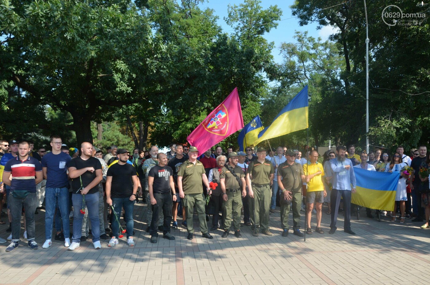Мариупольцы на коленях почтили павших защитников Украины, - ФОТОРЕПОРТАЖ, фото-1