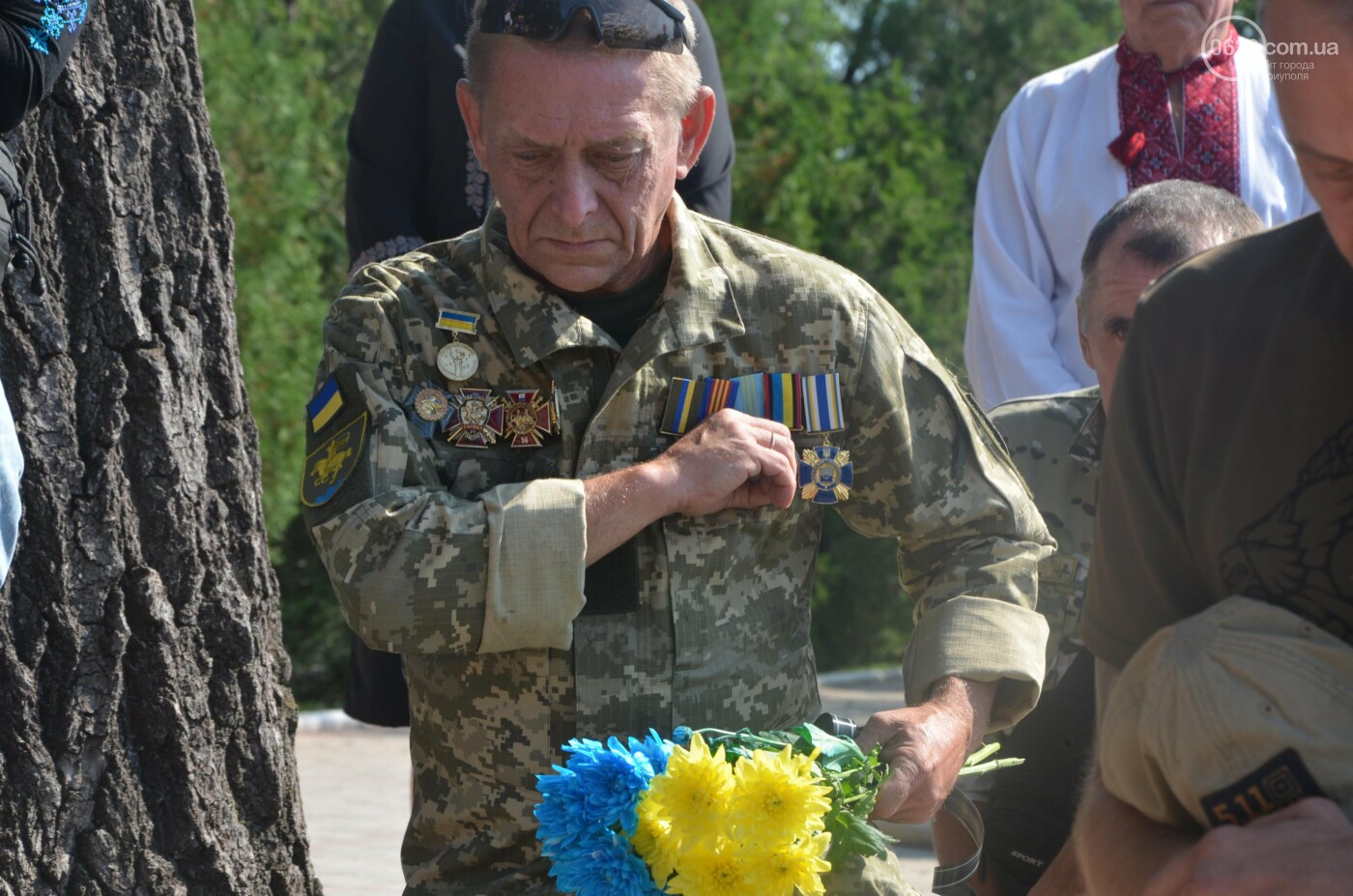 Мариупольцы на коленях почтили павших защитников Украины, - ФОТОРЕПОРТАЖ, фото-18