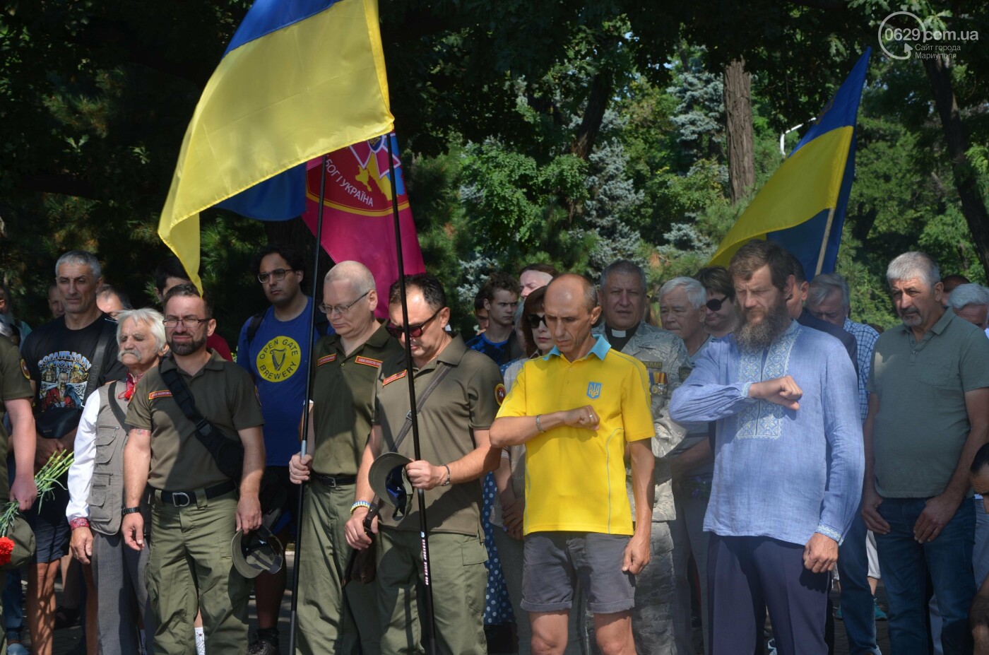 Мариупольцы на коленях почтили павших защитников Украины, - ФОТОРЕПОРТАЖ, фото-17
