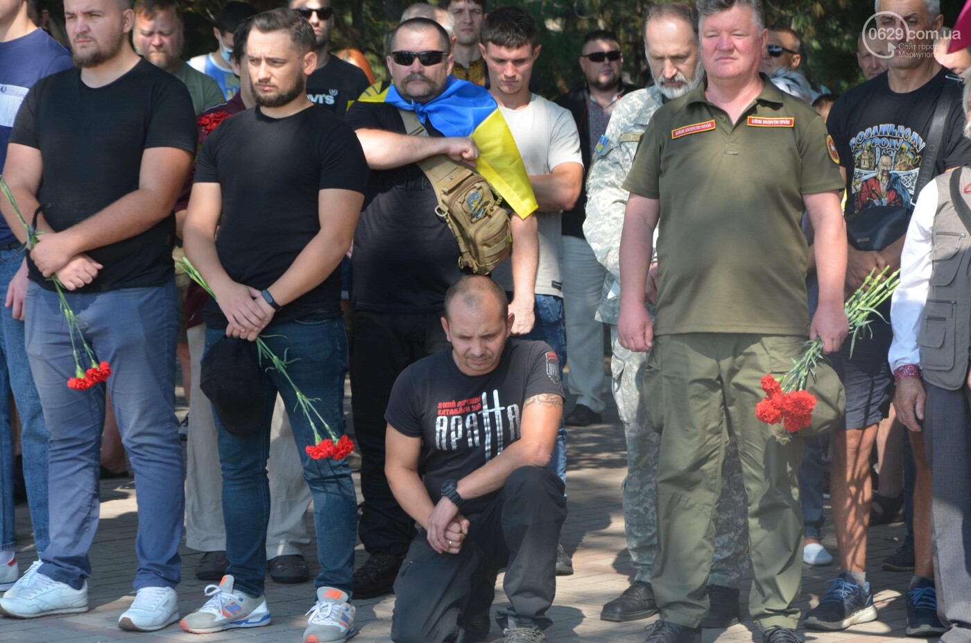 Мариупольцы на коленях почтили павших защитников Украины, - ФОТОРЕПОРТАЖ, фото-10