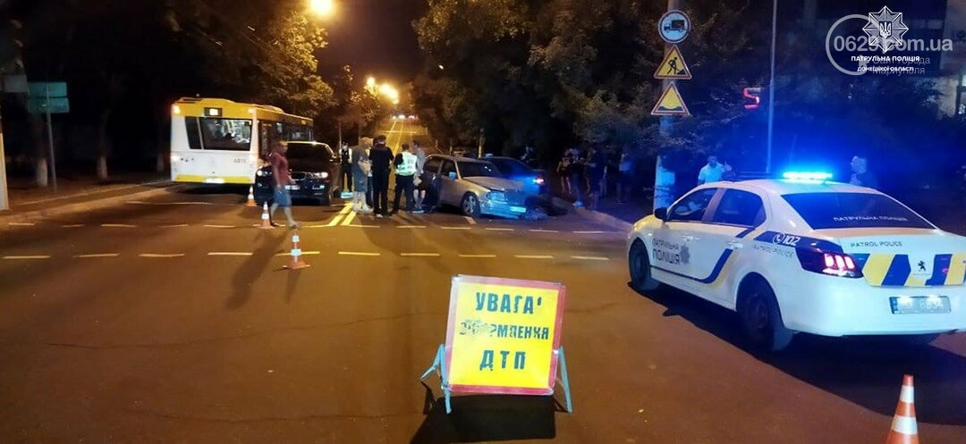 Серьезная авария в центре Мариуполя. На перекрестке столкнулись три легковушки, - ФОТО, фото-10