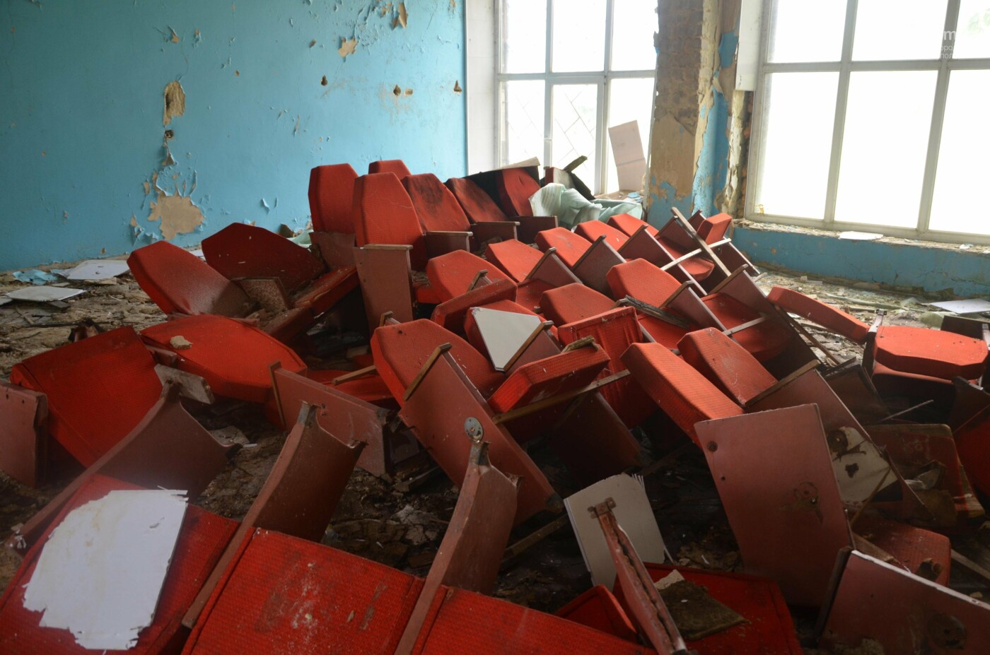 Вдребезги колбы и мебель. Что осталось от Мариупольской эпидемиологической станции, - ФОТОРЕПОРТАЖ , фото-17