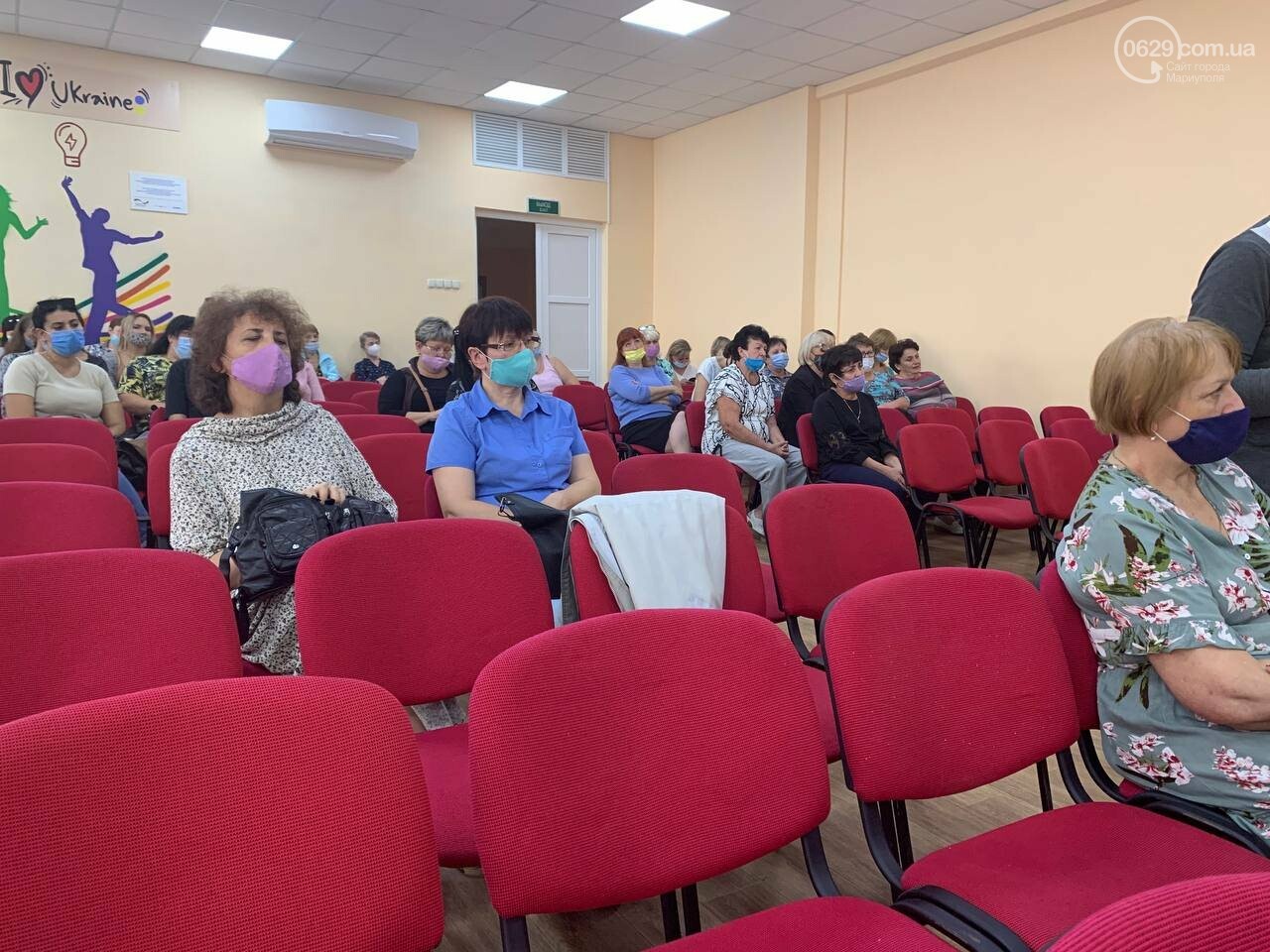 Медики вмовляють вчителів у Маріуполі вакцинуватися, - ФОТО, фото-6 Медики вмовляють вчителів у Маріуполі вакцинуватися, - ФОТО, фото-6